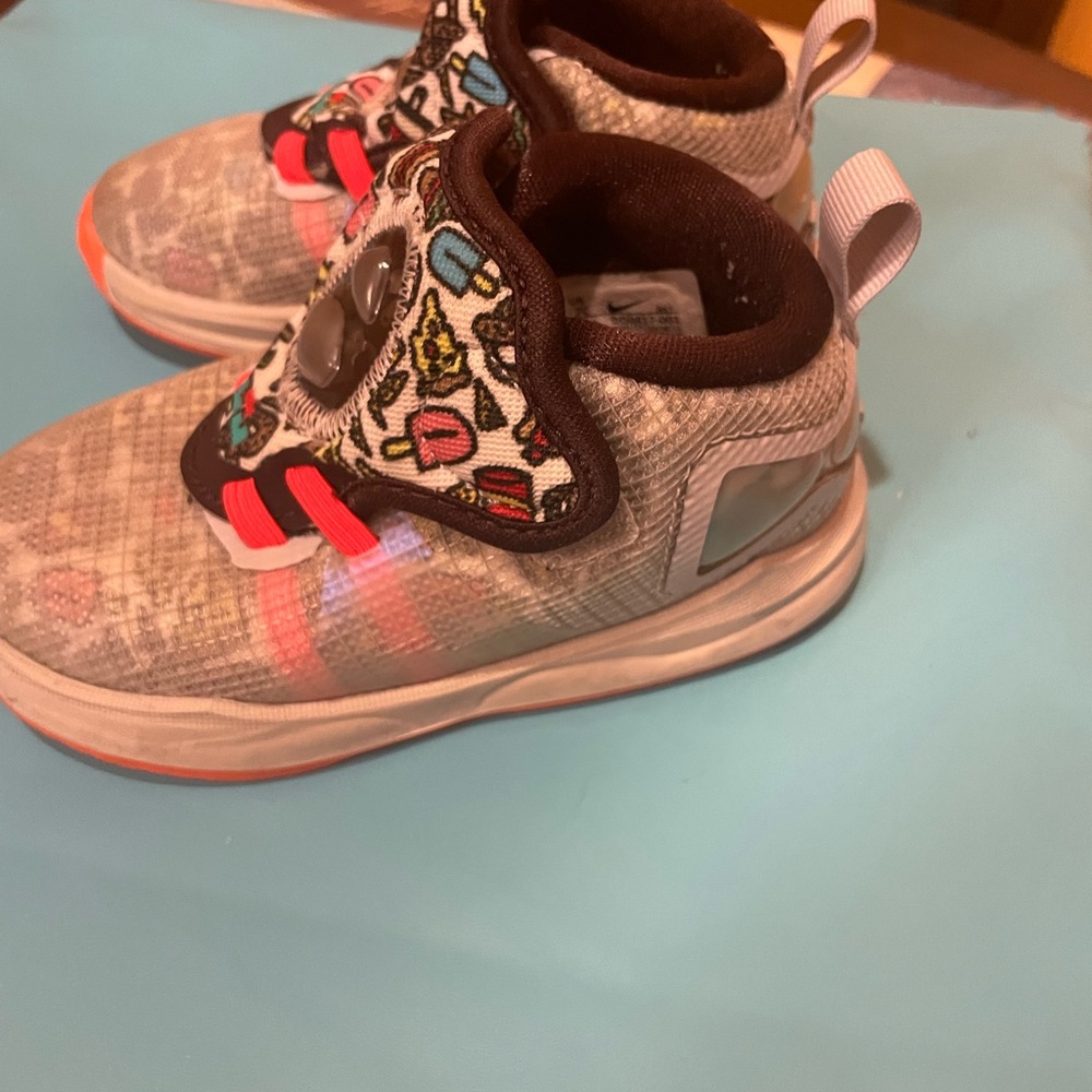 Shoes - Picture 4 of 6